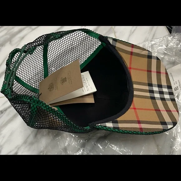 BURBERRY BLACK AND GREEN NETTED BASEBALL CAP WITH ADJUSTABLE  display picture 3